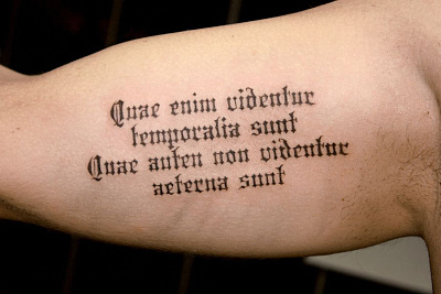татуировка надписи на латыни на руке
