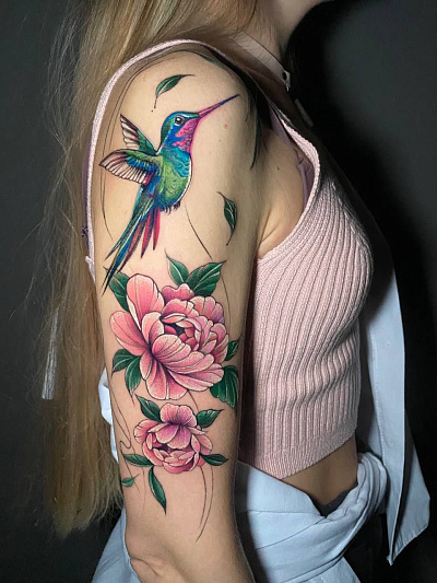 Тату колибри и пионы