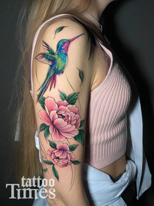 Тату колибри и пионы