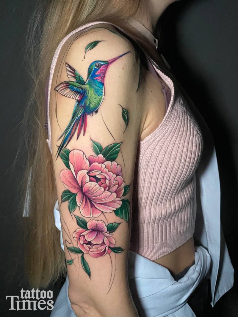 Тату колибри и пионы