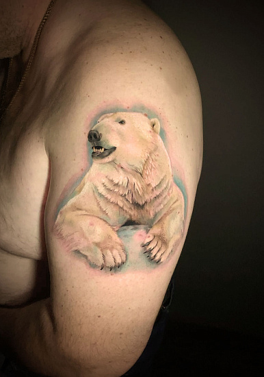 Тату белый медведь на плече