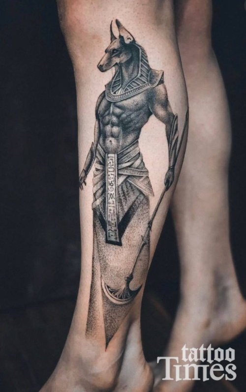 Тату анубис на ноге