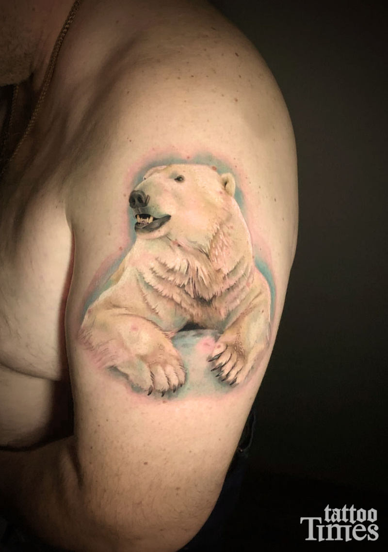 Тату белый медведь на плече