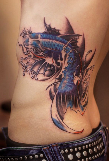 Татуировка синий японский карп на ребрах