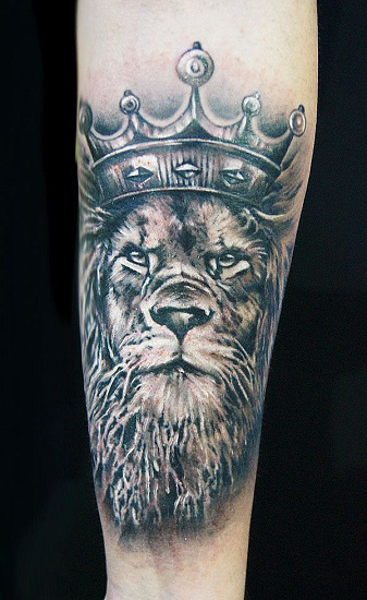 Тату лев с короной на руке