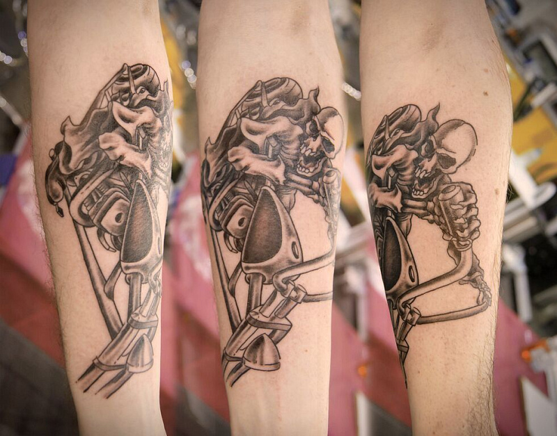 Татуировка скелет на мотоцикле