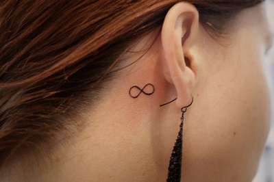 Татуировка за ухом знака бесконечности