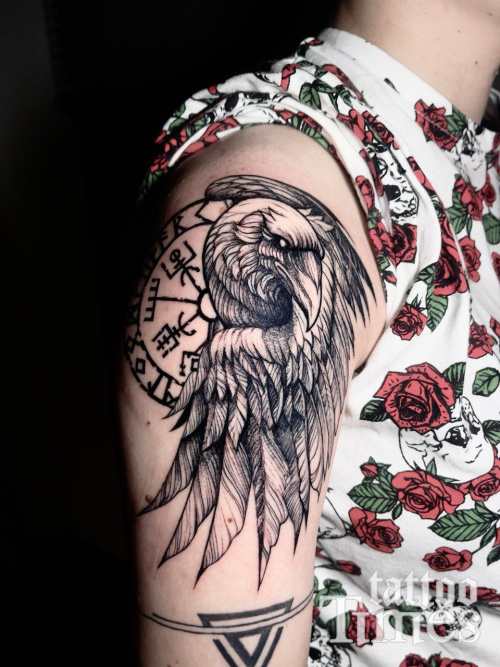 Тату ворон и руны