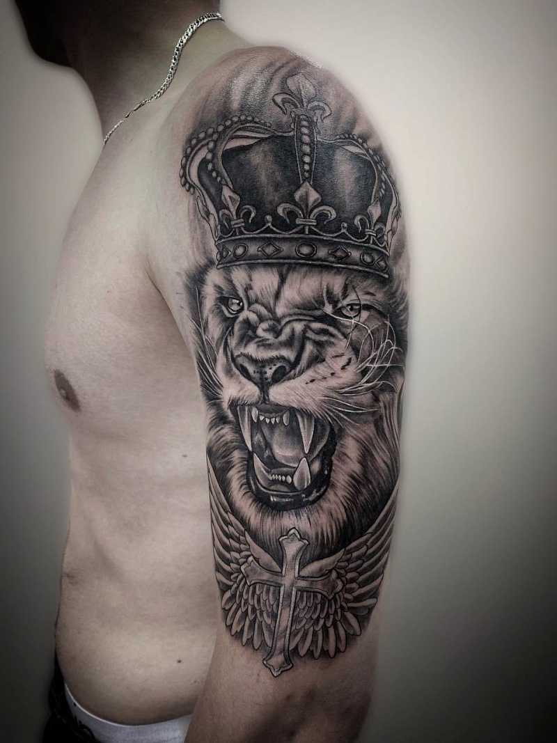 Тату лев в короне на плече