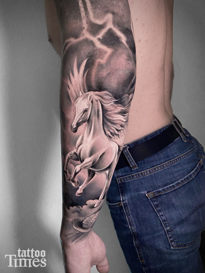 Тату пегас на руке