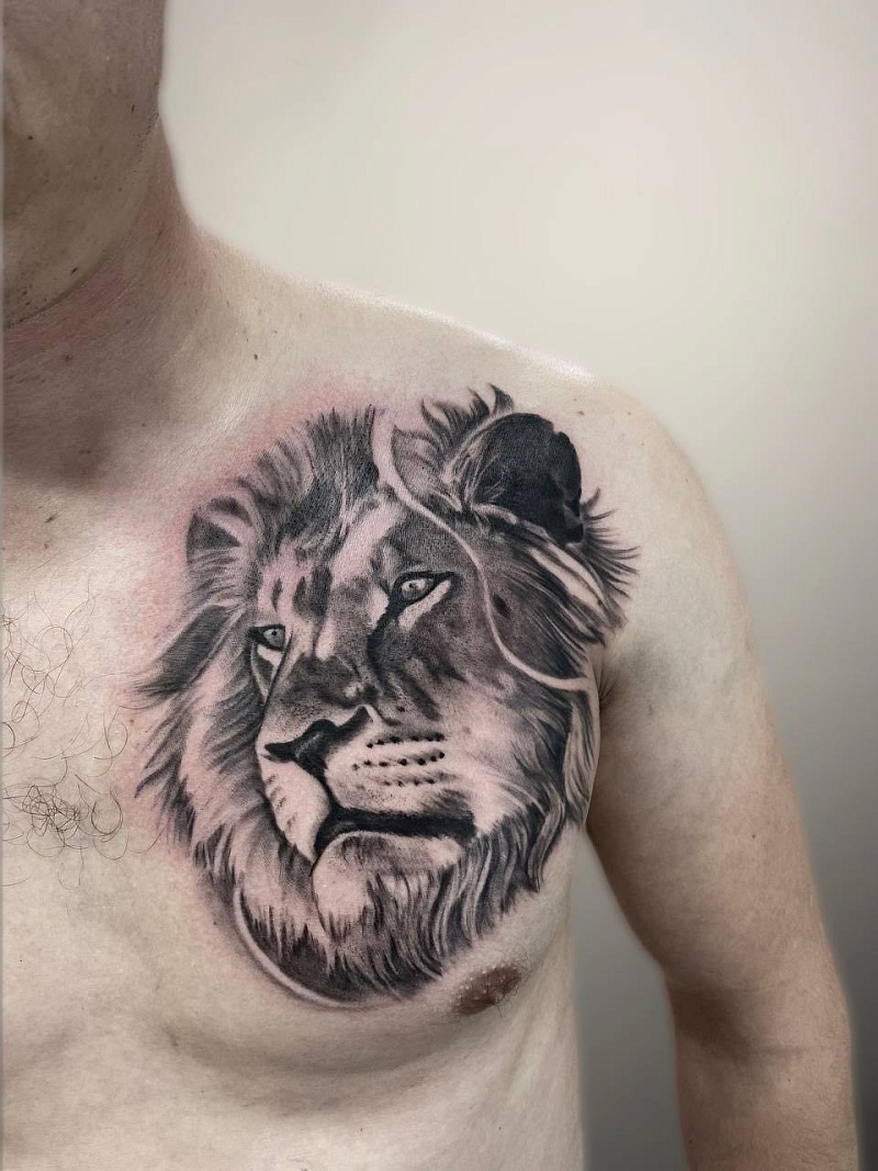 Татуировка лев на груди