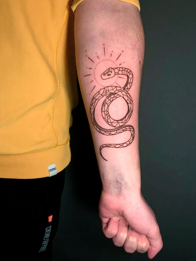 Татуировка змея на предплечье